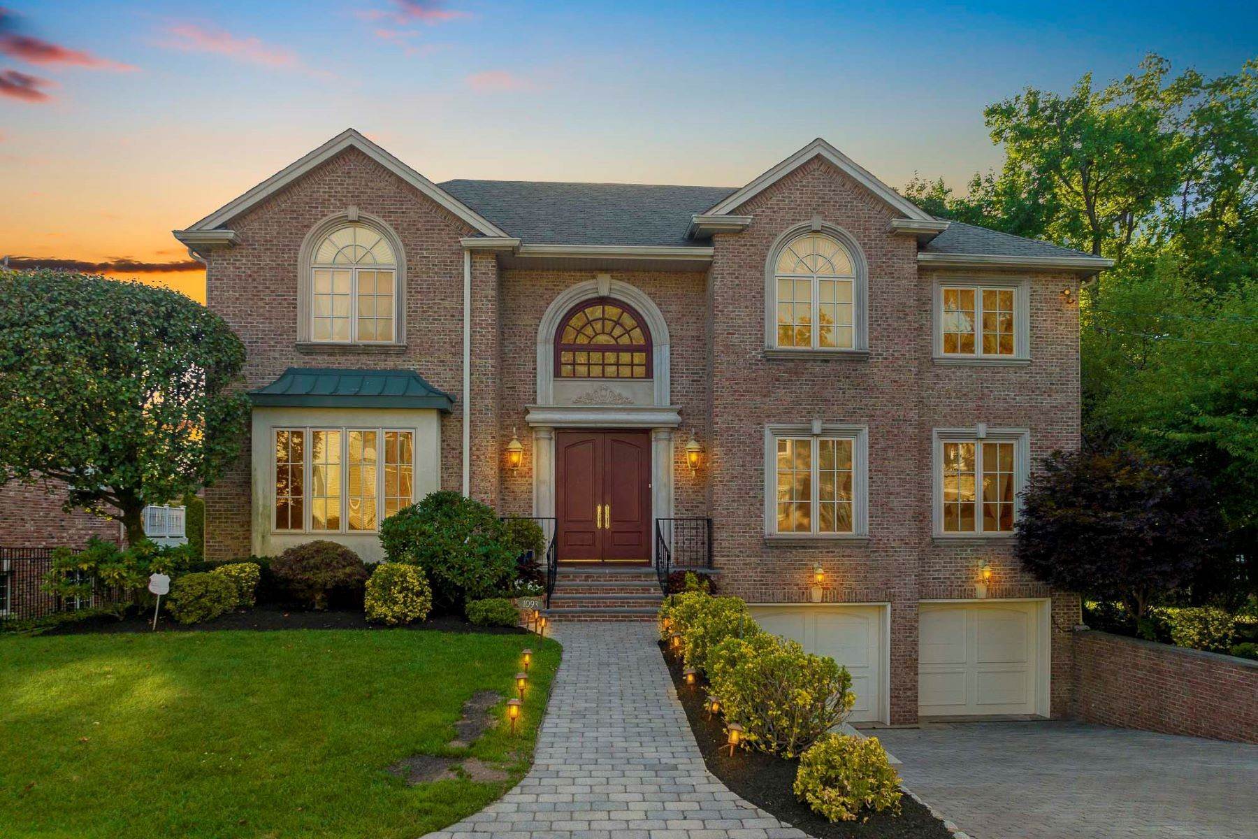 Single Family Homes для того Продажа на Welcome Home! 1093 Briar Way Fort Lee, Нью-Джерси 07024 Соединенные Штаты