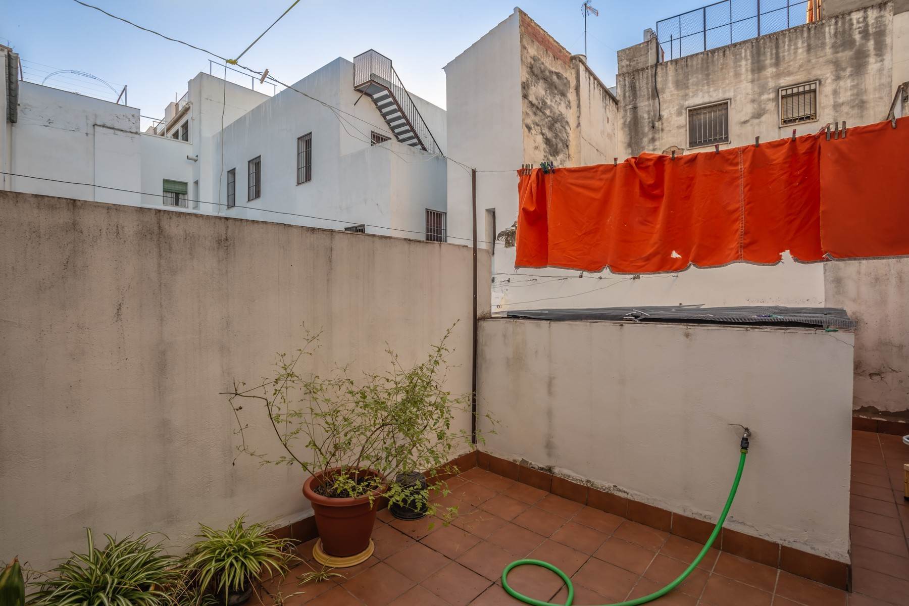 32. Single Family Homes for Sale at Magnificent four-level house in central area, with patio and roof terraces Gerona 10 Sevilla, Andalucia 41003 Spain