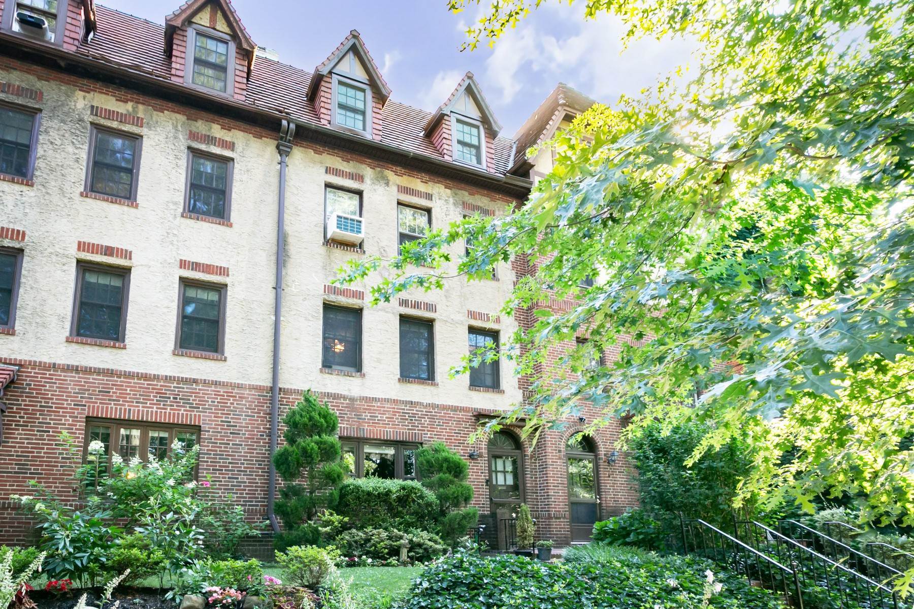 Multi-Family Homes 为 销售 在 'FOREST HILLS GARDENS TWO FAMILY TOWNHOUSE WITH PARK VIEWS' 172 Burns Street, Forest Hills Gardens, 森林山, 纽约 11375 美国