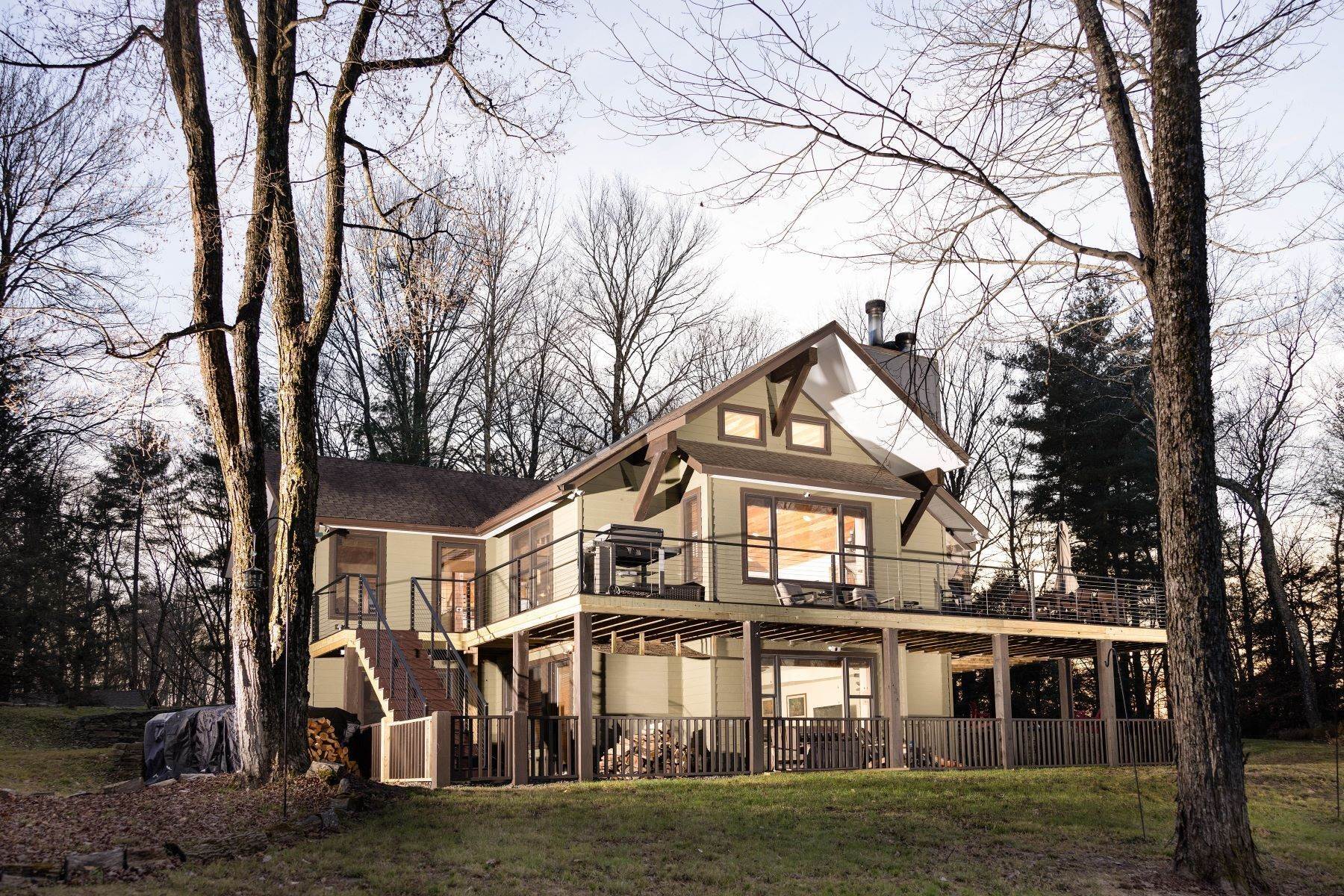 Single Family Homes для того Продажа на Cabin by the Lake at Kenoza Lake Estates 220 Kenoza Trail Kenoza Lake, Нью-Йорк 12750 Соединенные Штаты